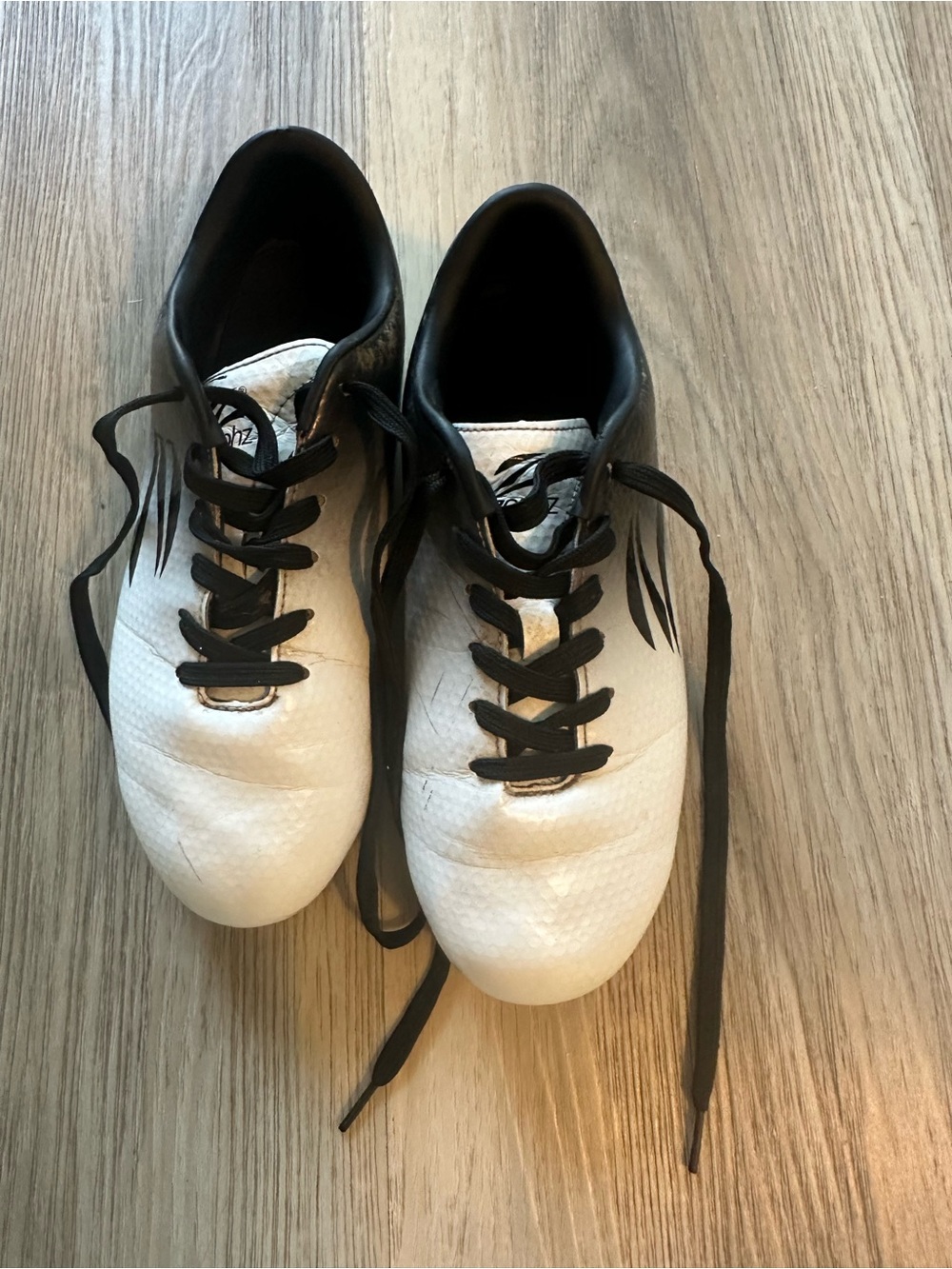 Kids White and Black Sports Cleats Extra Wide Width EE size 4